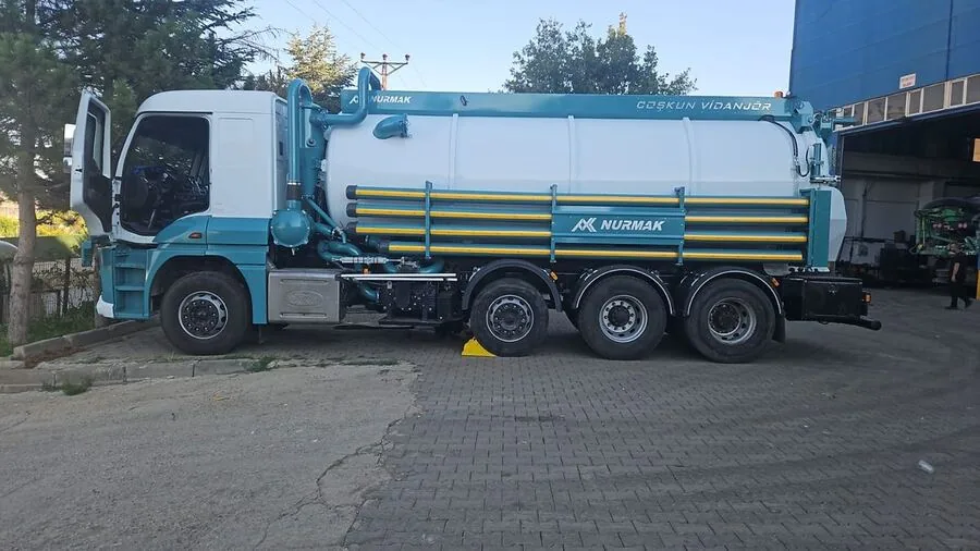 Kurtköy'de en yakın vidanjör aracının çağrı üzerine sahaya doğru yol alırken fotoğrafı
